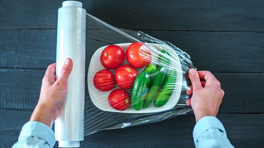 Film transparente envolviendo alimentos